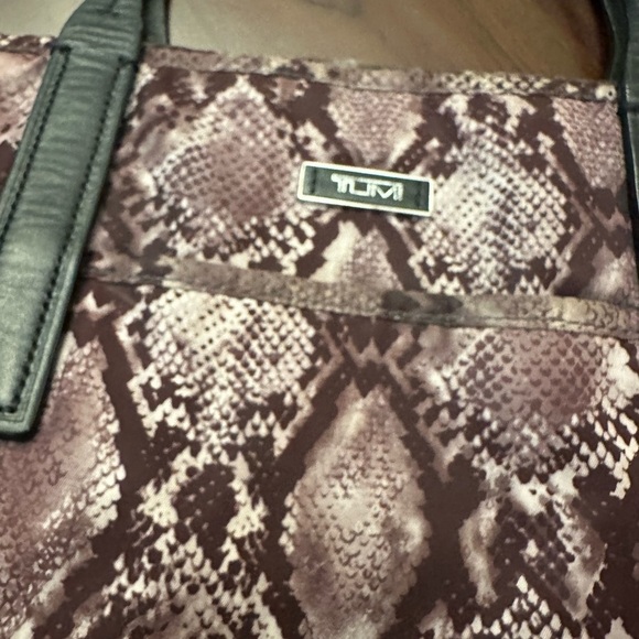 TUMI Voyageur Snake Print Nylon Black Leather Straps Large Logo Tote - Picture 4 of 5